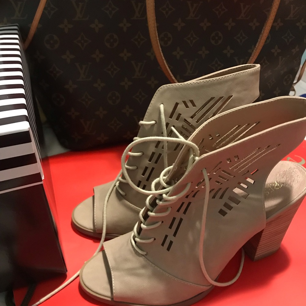 Shoes. - Picture 4 of 5